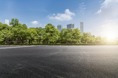 全景天际线和建筑物与空的道路