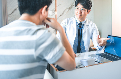 手持医生测量病人的压力。医疗工作者在检查血压或其他健康的年轻人期间。
