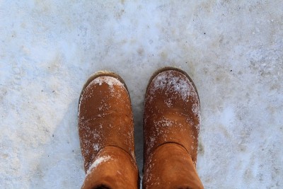 温暖的靴子的特写，雪地里的靴子