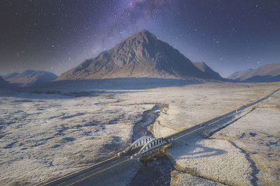Buachaille Etive Mor在冬天的夜晚与星星在天空高地景观和公路桥格兰科苏格兰