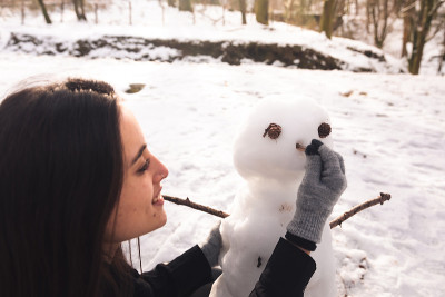 女孩堆雪人