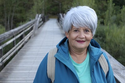 留着短发的少数民族年长妇女在户外散步