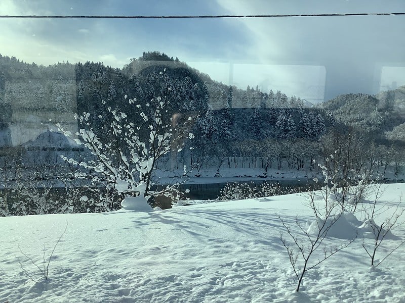 北海道北部的特西欧河冬季的雪景