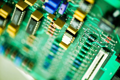 带有集成电路和电子元件的印刷电路板(PCB)
