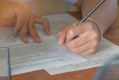 学生在课堂上写考题、试卷和多项选择题，统一泰国学生。