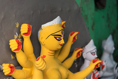 杜尔迦女神不完整神像的侧视图