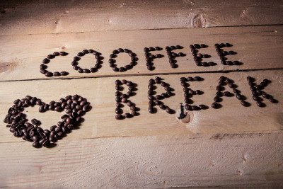 Cooffe Breack是用咖啡豆写的