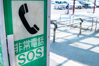 安装在户外的紧急电话图片