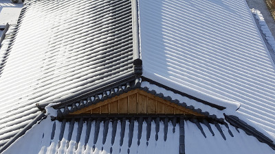 韩国全州韩国传统民居村的雪屋顶。