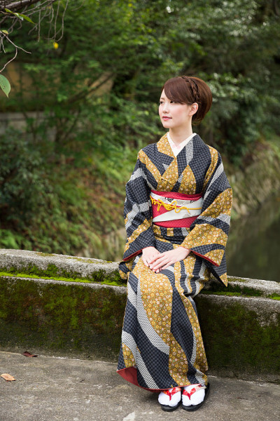 穿着传统和服的日本妇女