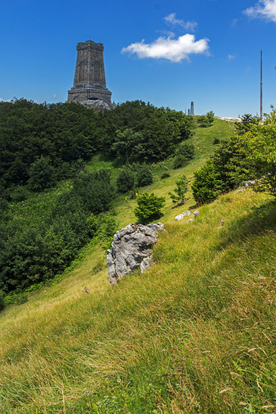 自由纪念碑希普卡和景观Stara Planina(巴尔干)山，保加利亚