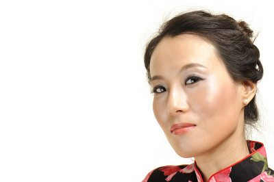 穿着中国传统服饰的美丽亚洲女子