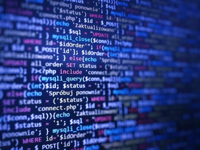 蓝色的背景。在笔记本电脑屏幕上编程PHP。程序代码PHP HTML CSS网站。笔记本电脑代码(网页
