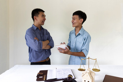 快乐房主跟律师谈房屋法律。解决一宗房屋交易诉讼。