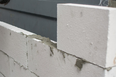 建筑工泥瓦匠用泥铲和水泥砂浆做砖