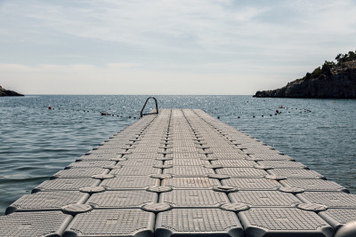 海滩上的浮筒