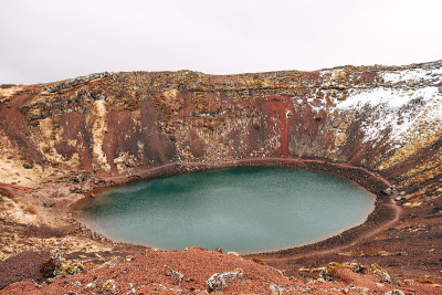 克里德湖是一个火山口湖或火山湖，在冰岛的火山火山口。不寻常的红土，类似于火星的景观。