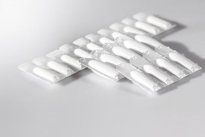 白色医用栓剂泡疹片剂，白色背景。