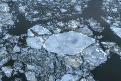 河上浮冰