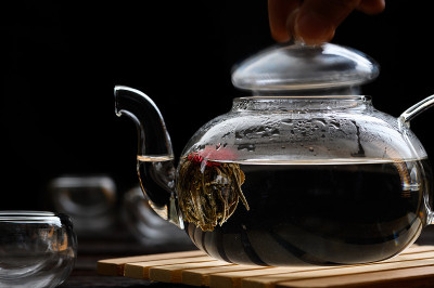 茶壶和玻璃杯，茶花盛开