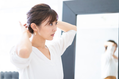 年轻女子在家里做头发