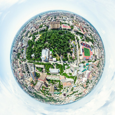 空中城市景观十字路口和道路，房屋，建筑物，公园和停车场。阳光明媚的夏日全景图