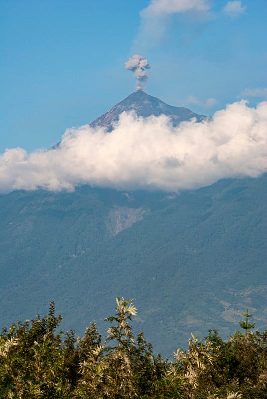 全景火山口火山活动在危地马拉称为火地岛，活火山链，破坏和自然灾难