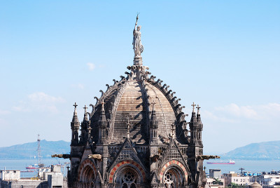 Chatrapati Shivaji终点站哥特式建筑上的“进步”雕像的特写