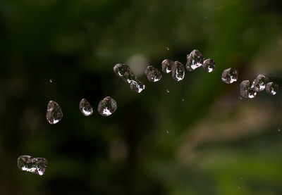 水滴在自然背景上。水珠在空中飞舞