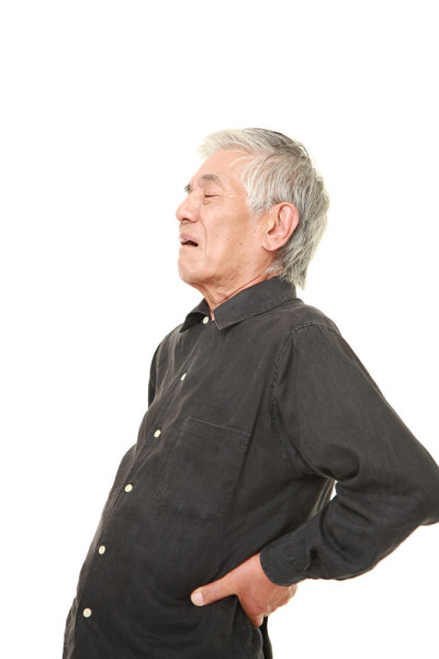 日本一名老年男子患有腰痛