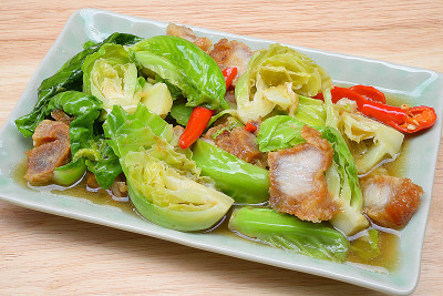 泰国菜炒甘蓝炒脆肉