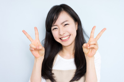 妇女做和平手势