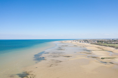 在欧洲，在法国，在诺曼底，在Arromanches les bains，在夏天，在一个阳光明媚的日子