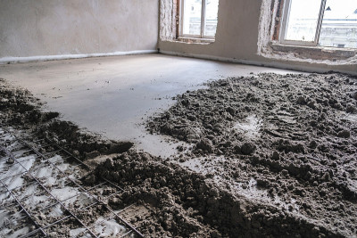 建筑工人们在建筑工地上浇筑混凝土