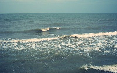 带有白色气泡的海浪