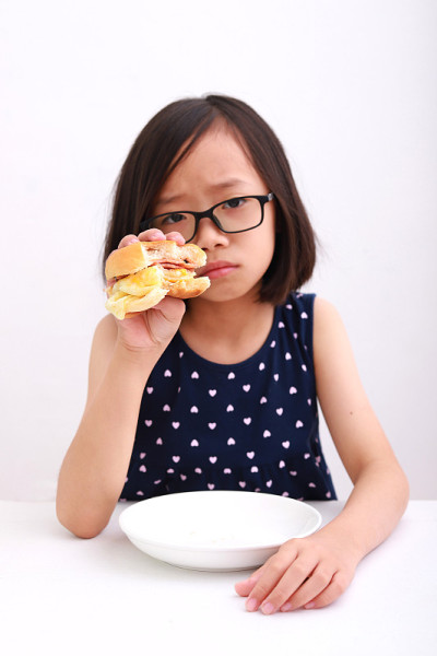 女孩在白色背景下拒绝进食