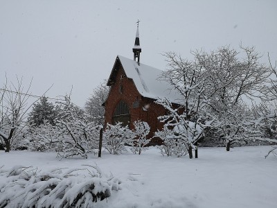 黄昏时的雪景和乡村山丘