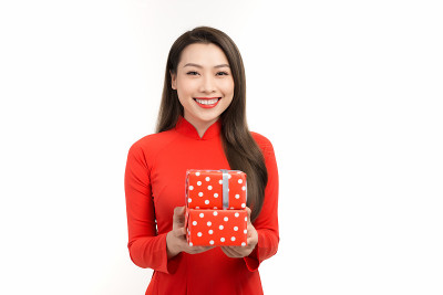 美丽的女人在红色敖戴衣服拿着礼盒
