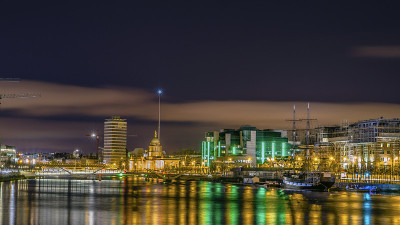 爱尔兰都柏林，海关大楼的夜景，琼·约翰斯顿高船，利菲河上的肖恩·奥凯西桥和塔尖。