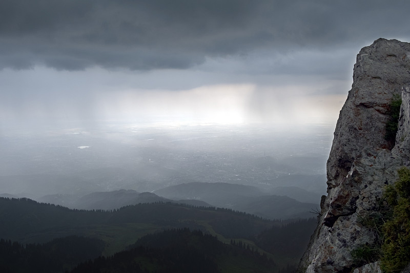 阿拉木图山上乌云密布。阴天有暴风雨。雨山。