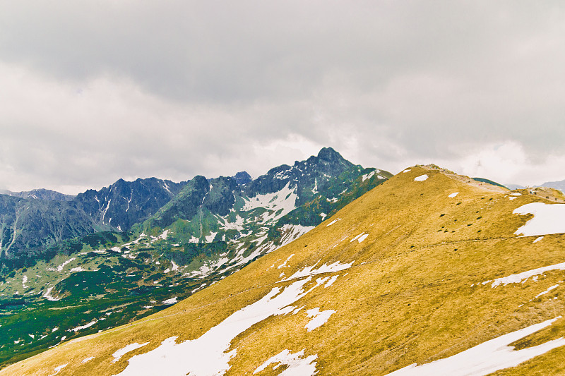 美丽的全景，从卡尔斯到卡斯普雷威尔奇的绿色山脉和雪山在夏天。