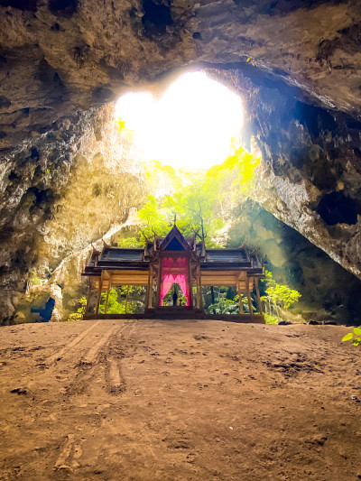 泰国帕拉雅·那空洞，Khua Kharuehat亭庙，位于泰国巴育普·基里汗Khao Sam Roi