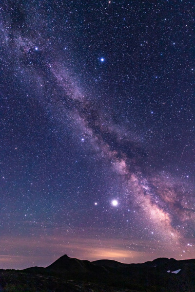 风景的星空和银河系Kurodake的顶峰。