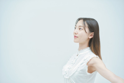 亚洲年轻女子翩翩起舞