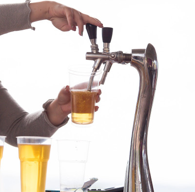 酒保把啤酒倒进塑料玻璃杯