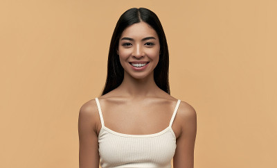 背景中的美女