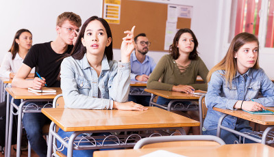 女学生在课堂上举手