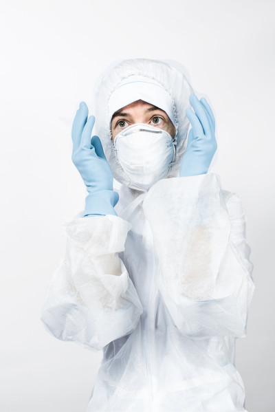 穿着防生化服在实验室工作的人员