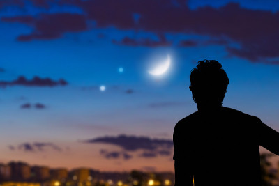 从市区看夜空的人。