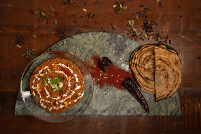 Dal makhani或daal makhni是一种来自旁遮普/印度的受欢迎的食物，用大蒜馕饼或印度